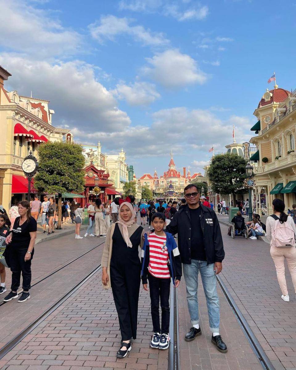 potret Soleh Solihun dan keluarga liburan di Paris (instagram.com/solehsolihun)