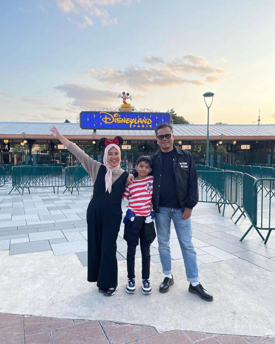 potret Soleh Solihun dan keluarga liburan di Paris (instagram.com/solehsolihun)
