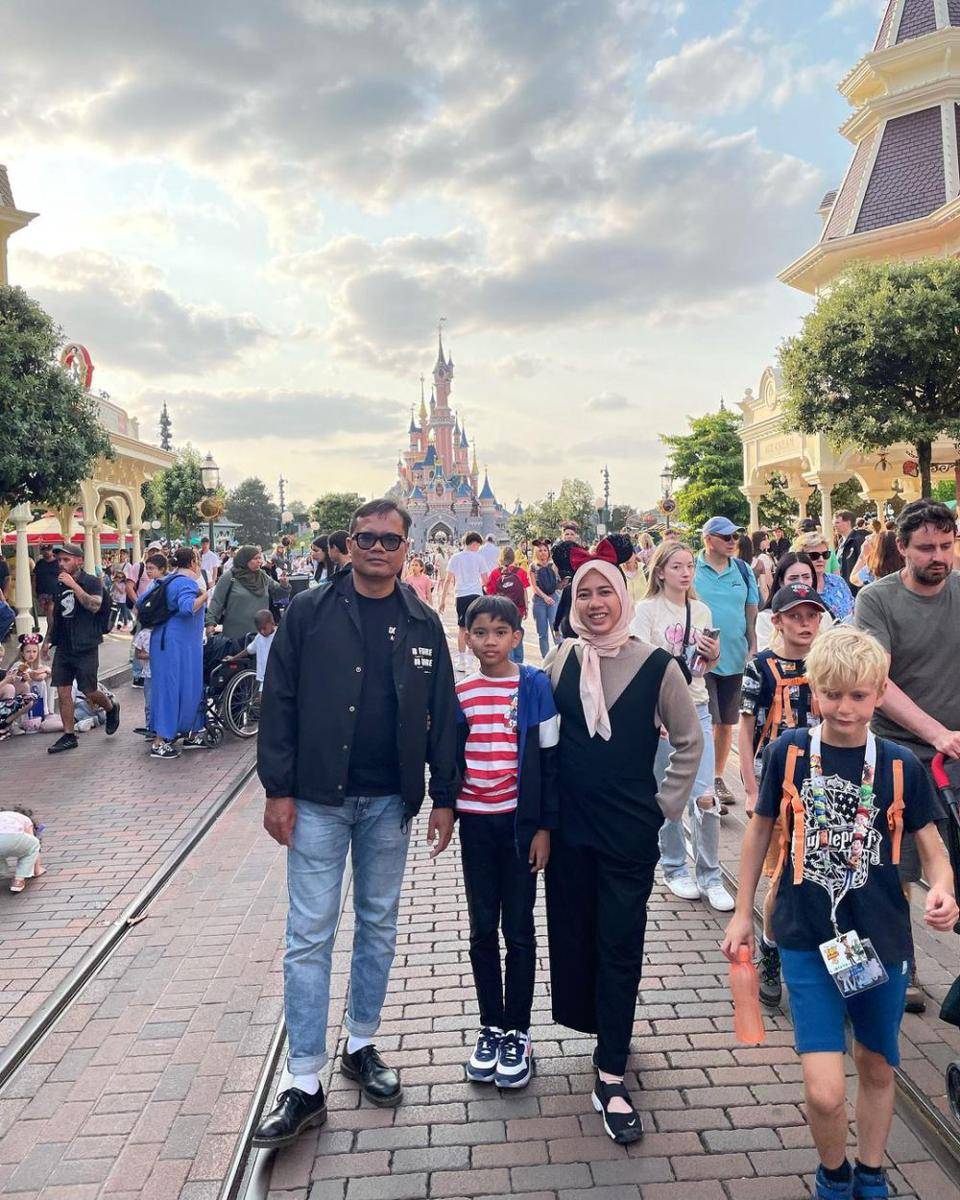 potret Soleh Solihun dan keluarga liburan di Paris (instagram.com/solehsolihun)