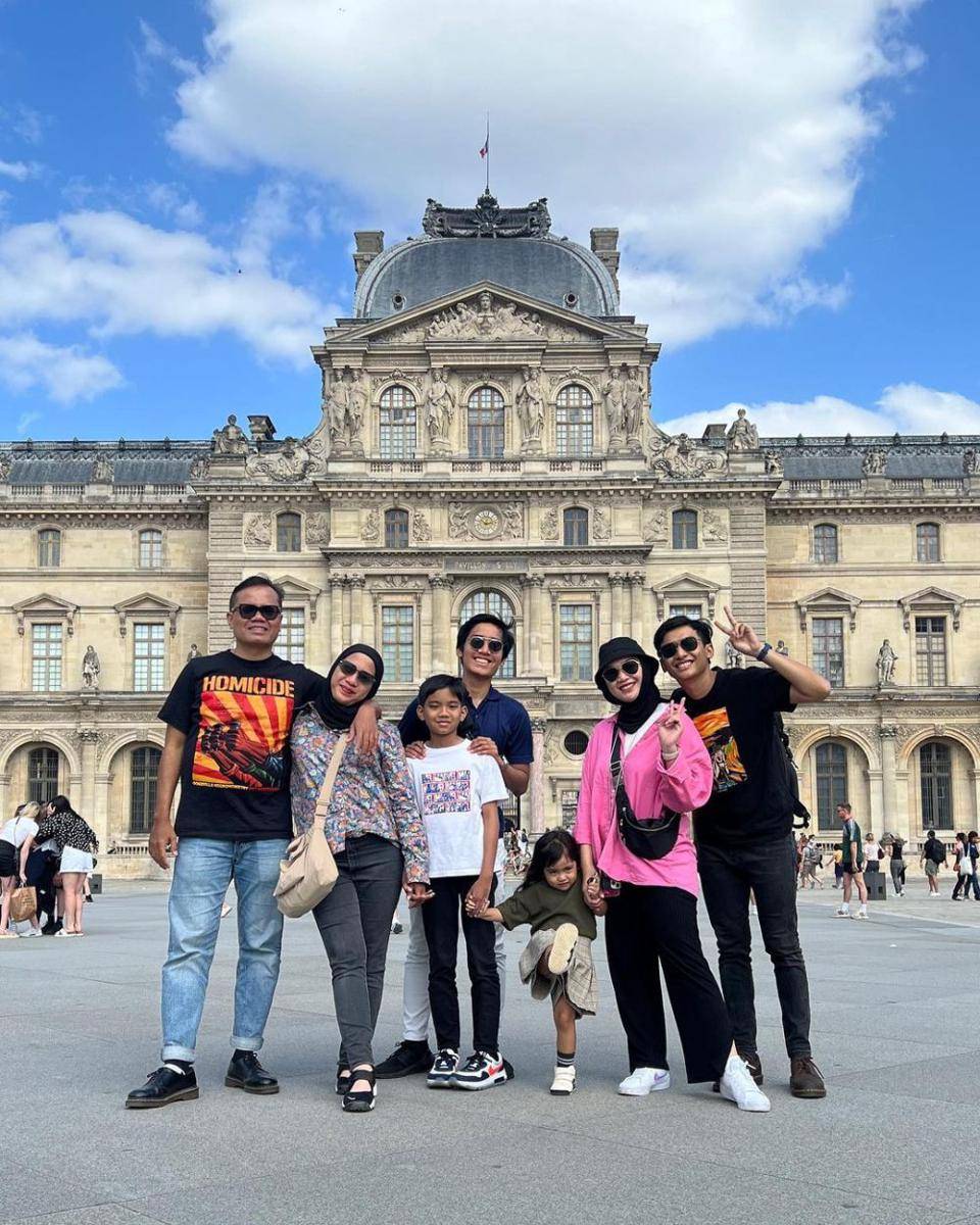 potret Soleh Solihun dan keluarga liburan di Paris (instagram.com/solehsolihun)