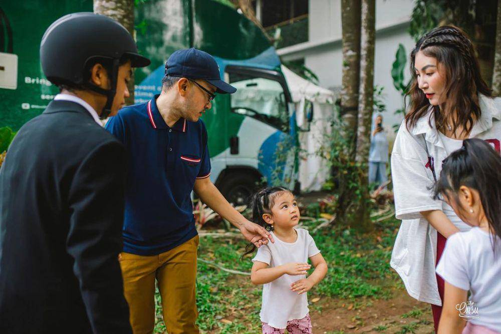 potret Ruben Onsu dan Sarwendah temani Betrand Peto lomba berkuda (instagram.com/sarwendah29)
