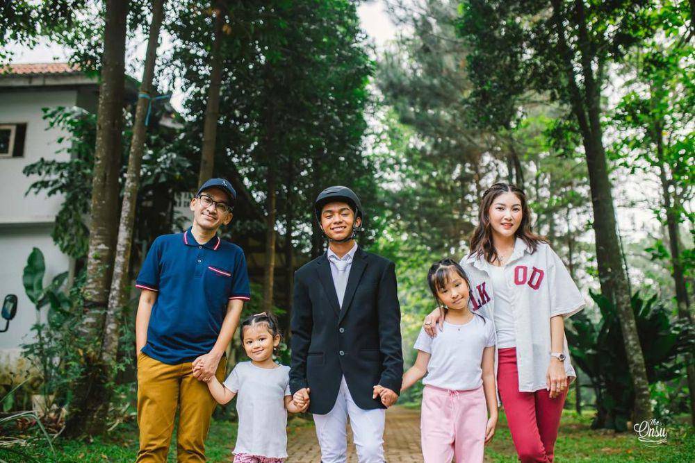 potret Ruben Onsu dan Sarwendah temani Betrand Peto lomba berkuda (instagram.com/ruben_onsu)