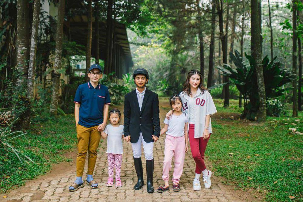 potret Ruben Onsu dan Sarwendah temani Betrand Peto lomba berkuda (instagram.com/sarwendah29)