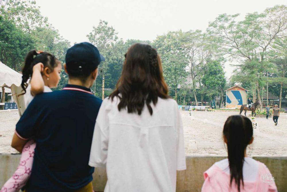 potret Ruben Onsu dan Sarwendah temani Betrand Peto lomba berkuda (instagram.com/sarwendah29)