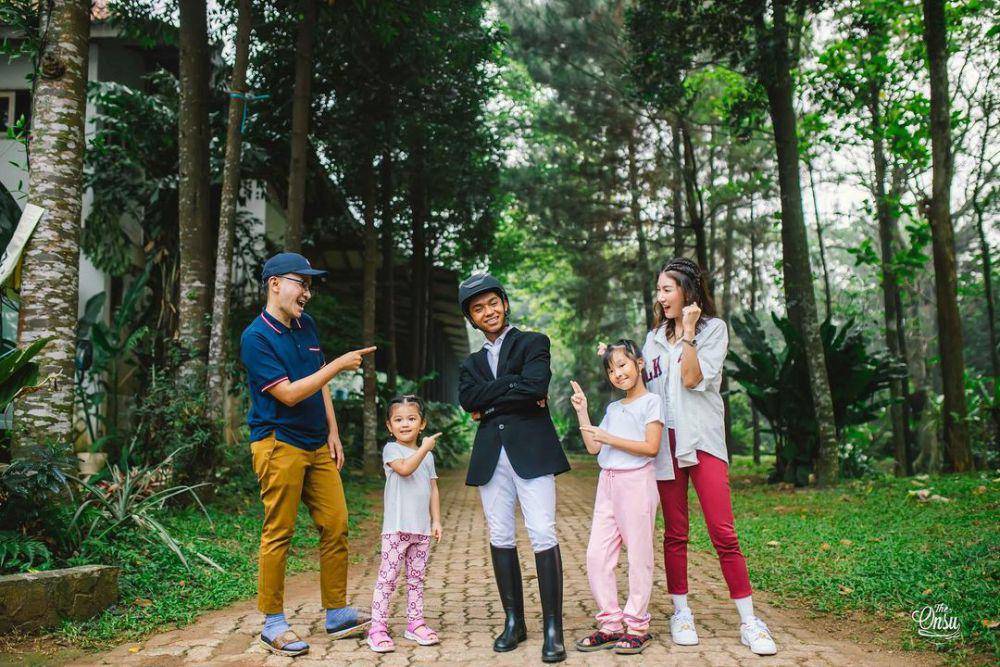 potret Ruben Onsu dan Sarwendah temani Betrand Peto lomba berkuda (instagram.com/ruben_onsu)