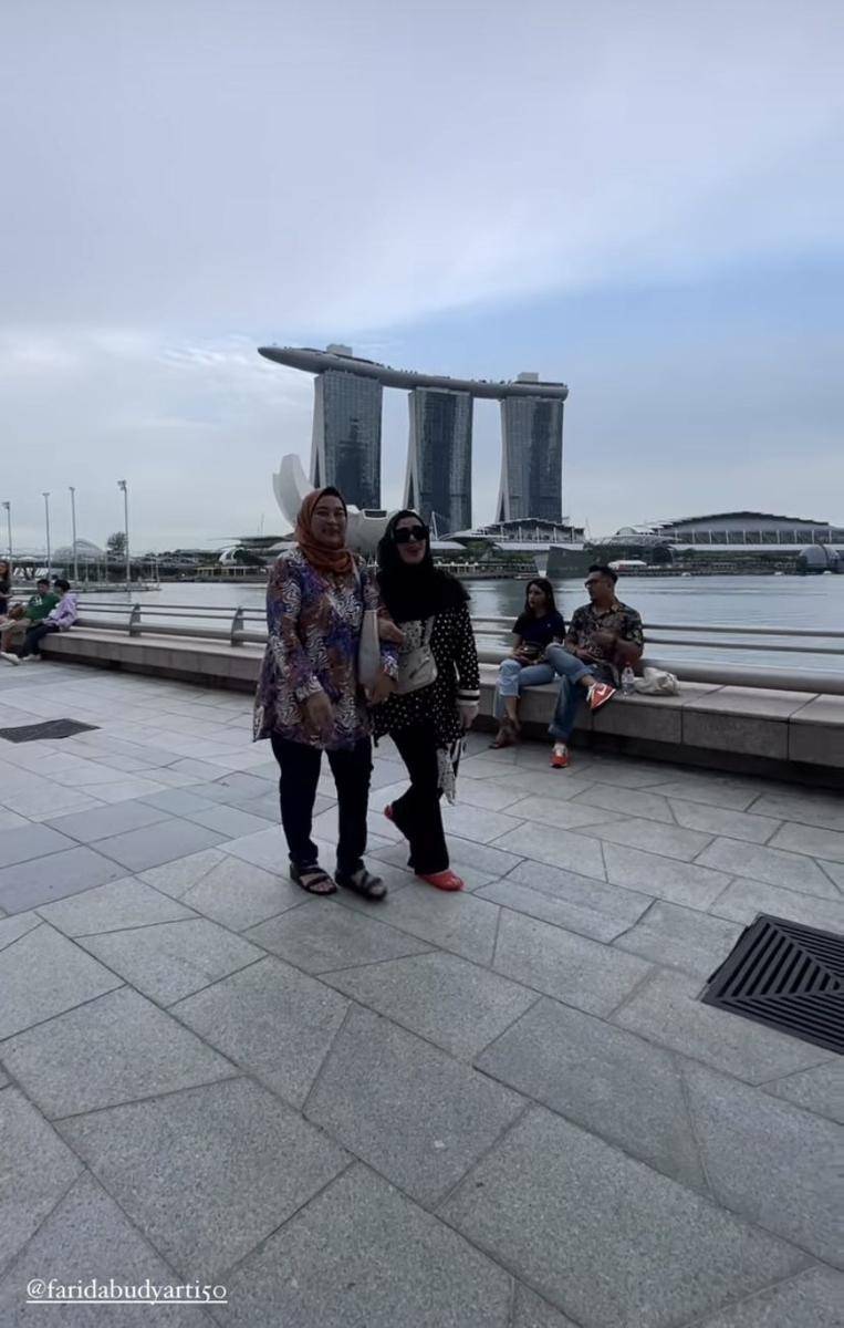 potret liburan Mama Amy dan Mama Farida di Singapura (Instagram.com/amy_r_qanita)