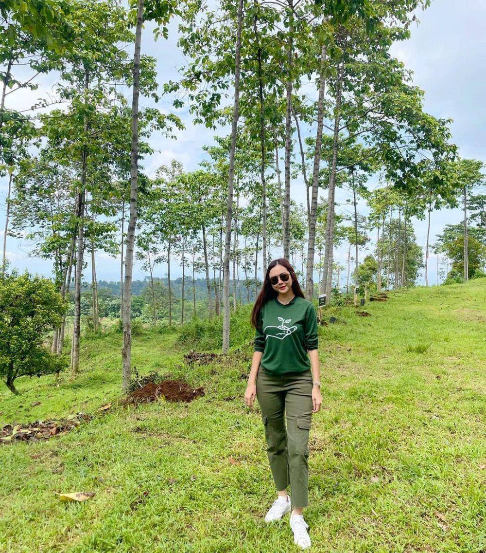 OOTD Celana Panjang ala Aura Kasih (instagram.com/aurakasih)