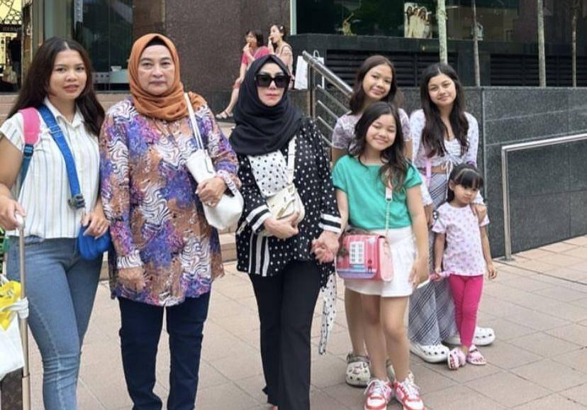 8 Potret Amy Qanita dan Ibu Jeje Liburan di Singapura, Besan Goals!