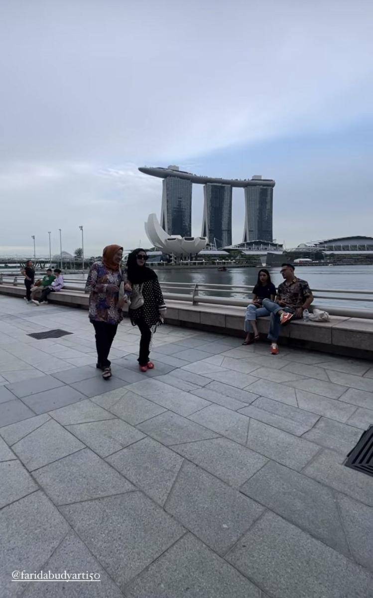 potret liburan Mama Amy dan Mama Farida di Singapura (Instagram.com/amy_r_qanita)