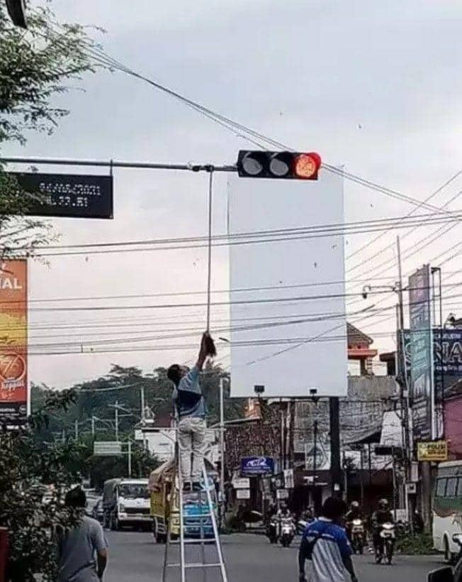 orang kerja gak biasa (instagram.com/kementrian_humor_indonesia)