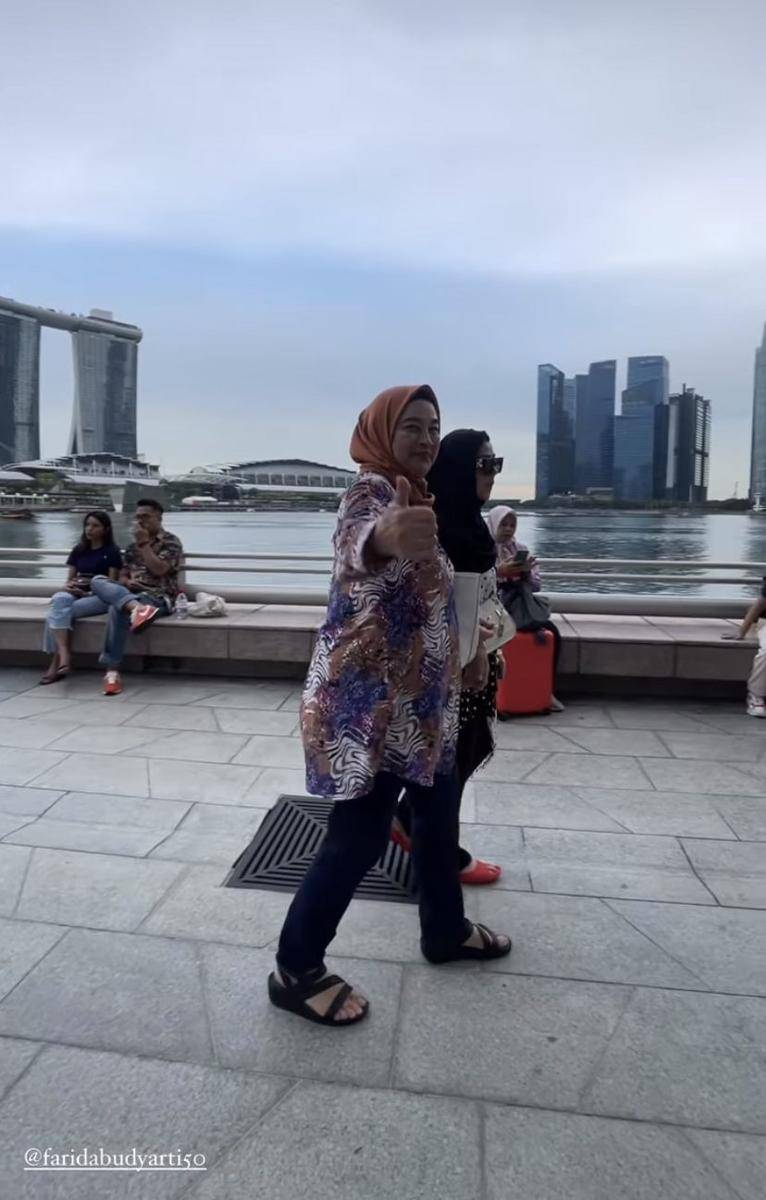 potret liburan Mama Amy dan Mama Farida di Singapura (Instagram.com/amy_r_qanita)