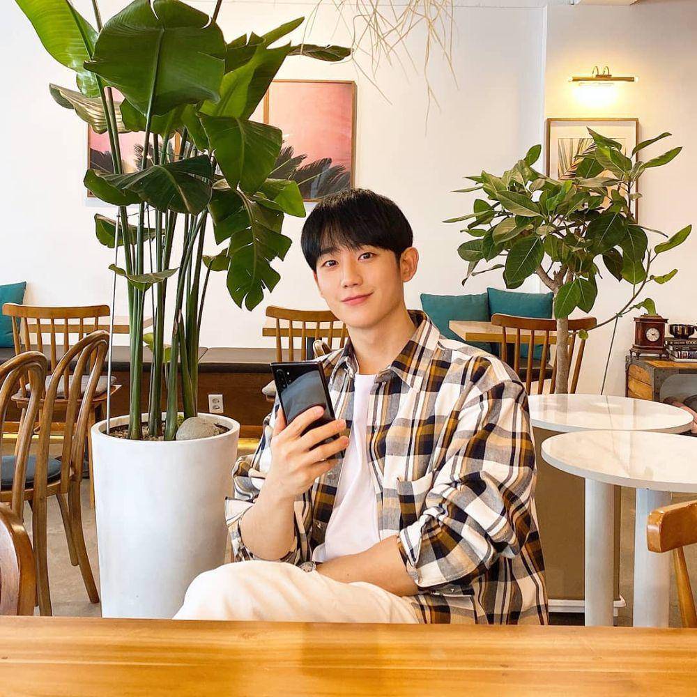 Jung Hae In (instagram.com/holyhaein)