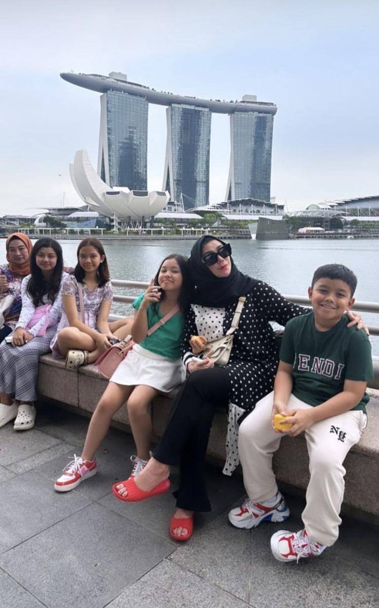 potret liburan Mama Amy dan Mama Farida di Singapura (Instagram.com/amy_r_qanita)