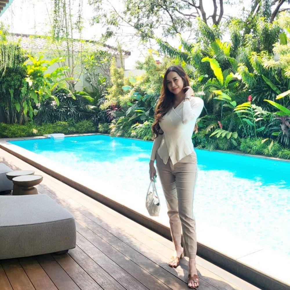 OOTD Celana Panjang ala Aura Kasih (instagram.com/aurakasih)