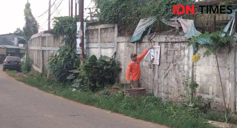 Satpol PP Kota Depok menertibkan APK Parpol dan spanduk niaga di Kecamatan Bojongsari, Kota Depok. (IDNTimes/Dicky)
