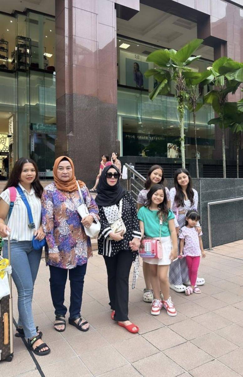 potret liburan Mama Amy dan Mama Farida di Singapura (Instagram.com/amy_r_qanita)