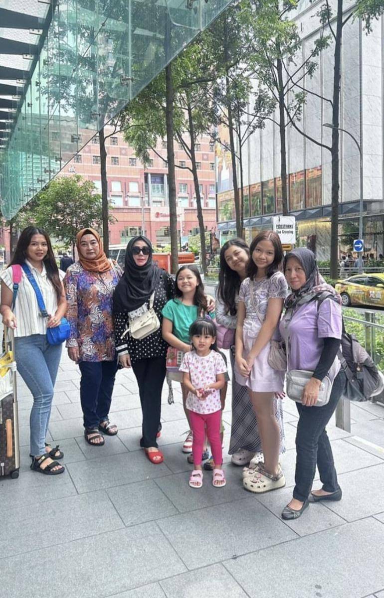 potret liburan Mama Amy dan Mama Farida di Singapura (Instagram.com/amy_r_qanita)