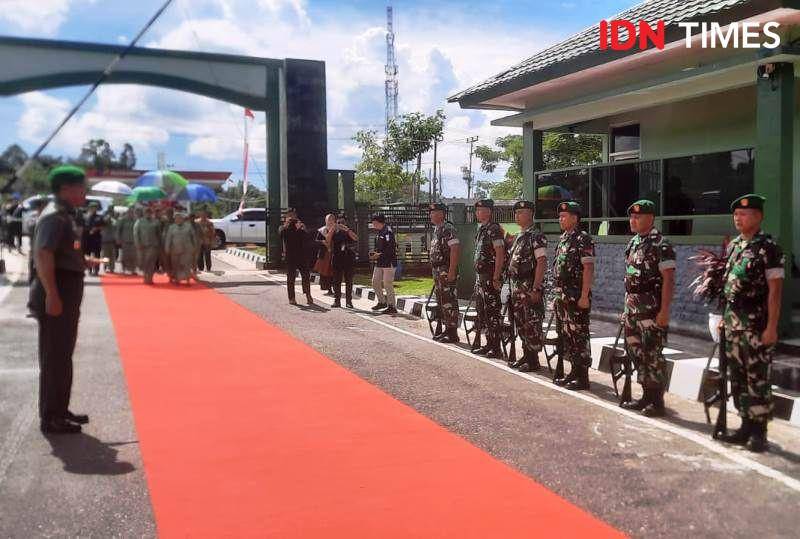 Danrem 091/Asn Brigjen TNI Yudhi Prasetiyo menerima laporan petugas jaga kesatrian Kodim o913/PPU (IDN Times/Ervan)
