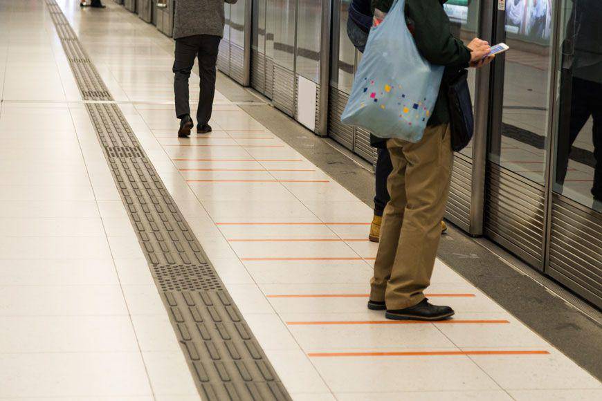 Lozenge pattern tactile paving, peringatan di peron stasiun (reliance-foundry.com)