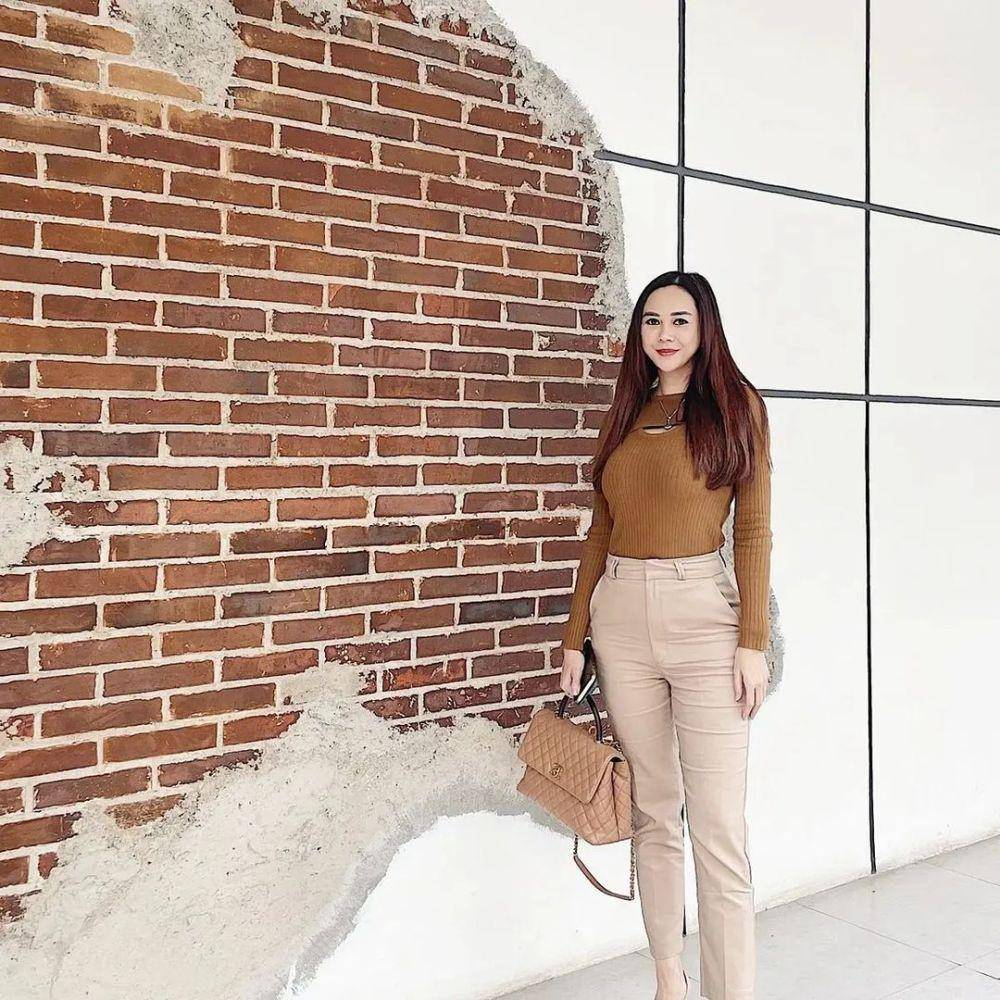 OOTD Celana Panjang ala Aura Kasih (instagram.com/aurakasih)
