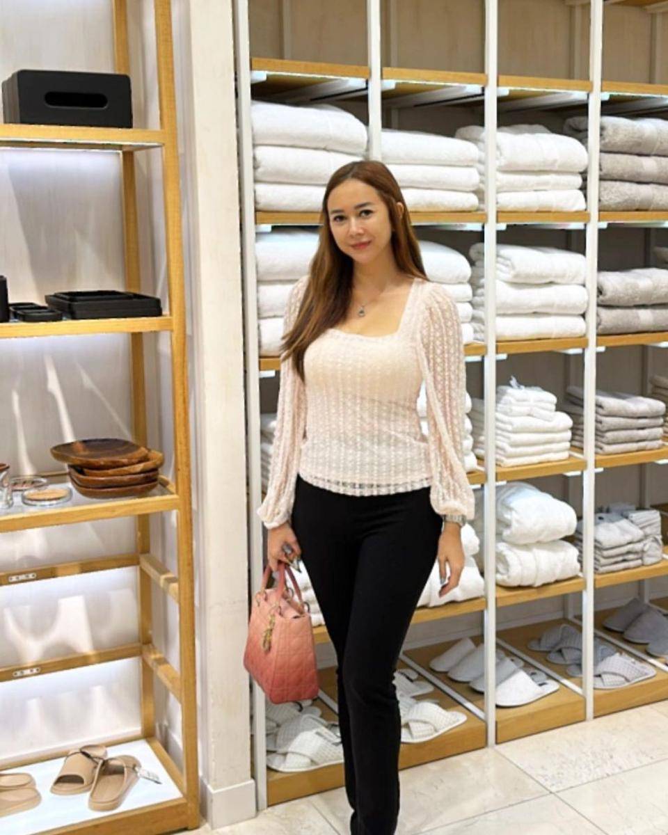 OOTD Celana Panjang ala Aura Kasih (instagram.com/aurakasih)