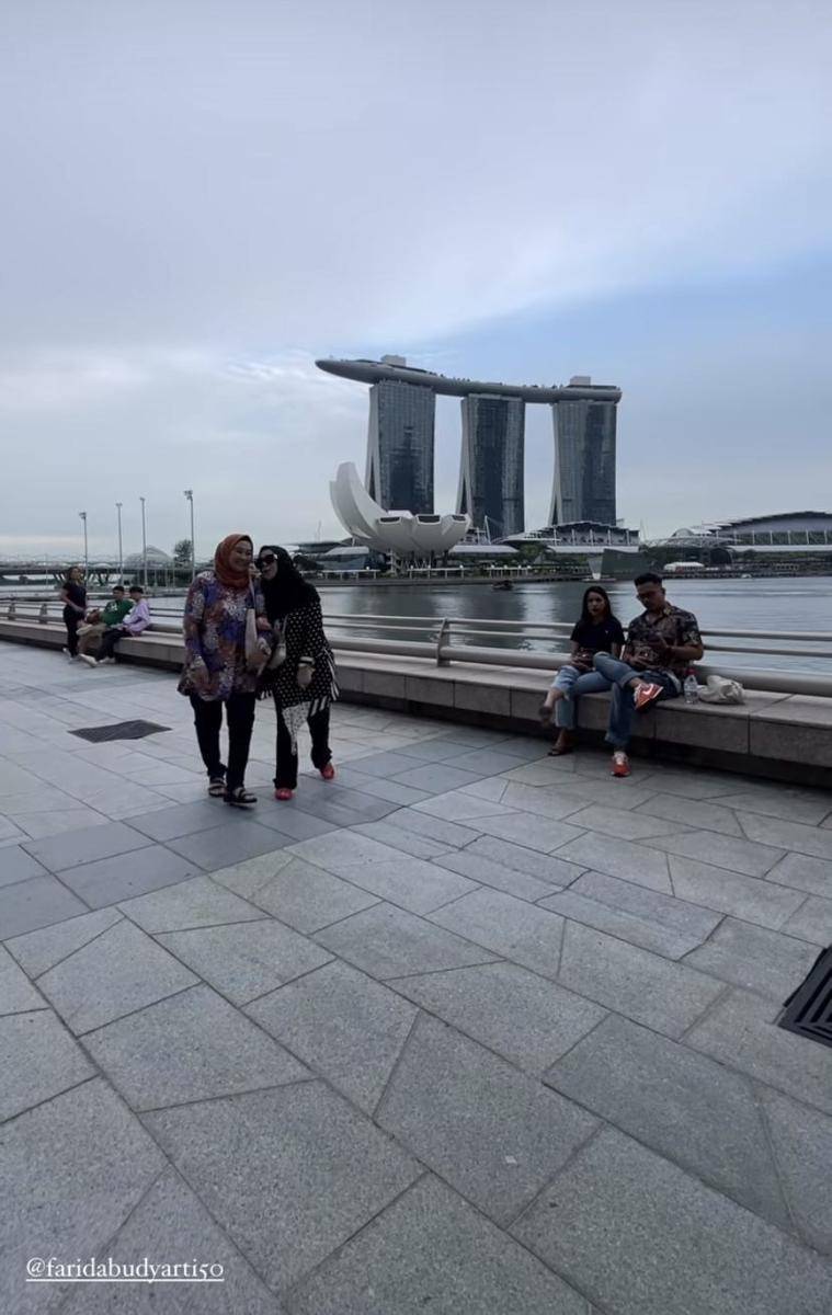 potret liburan Mama Amy dan Mama Farida di Singapura (Instagram.com/amy_r_qanita)