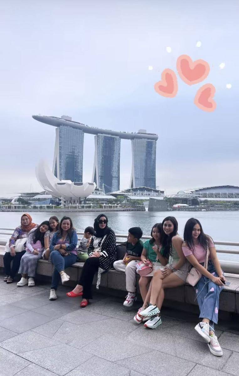 potret liburan Mama Amy dan Mama Farida di Singapura (Instagram.com/nissyaa)
