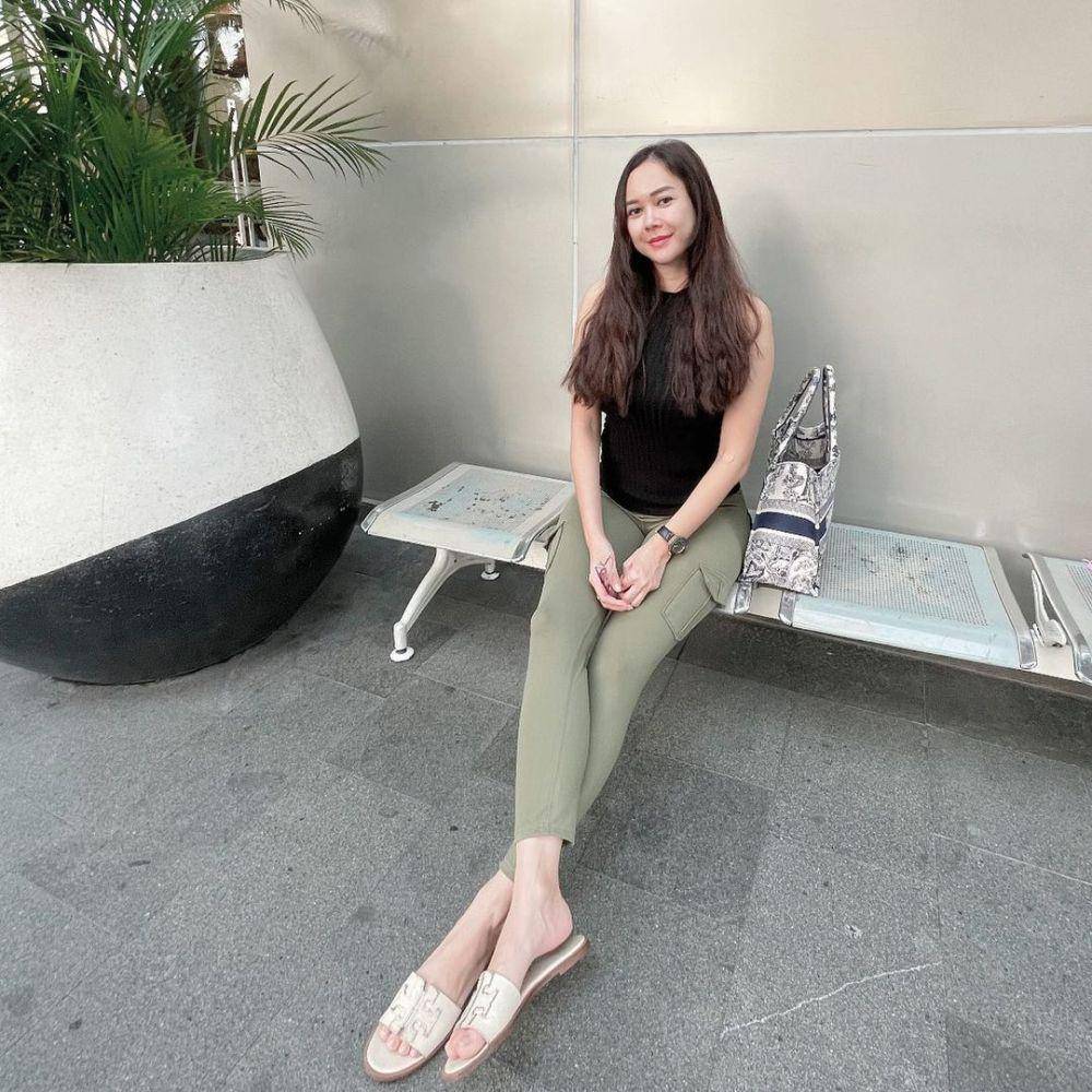 OOTD Celana Panjang ala Aura Kasih (instagram.com/aurakasih)