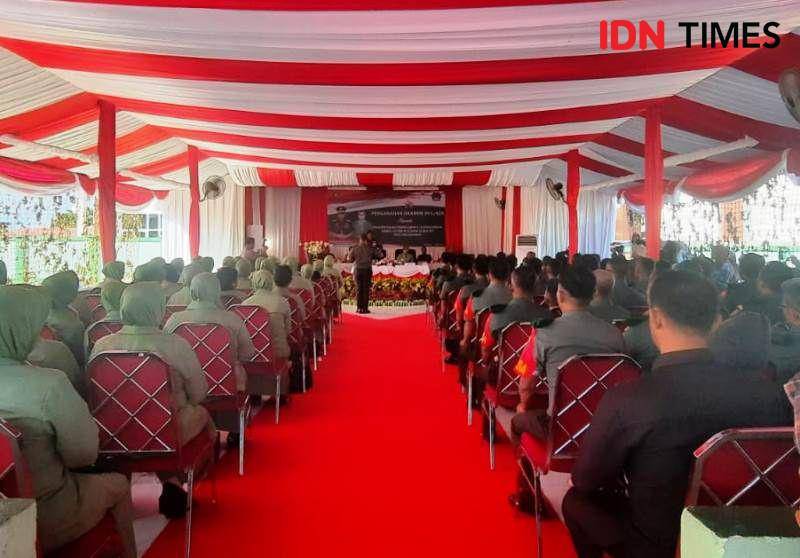 Anggota Kodim 0913/PPU serta Persit Kartika Chandra Kirana dengarkan arahan Danrem Brigjen TNI Yudhi Prasetiyo (IDN Times/Ervan)