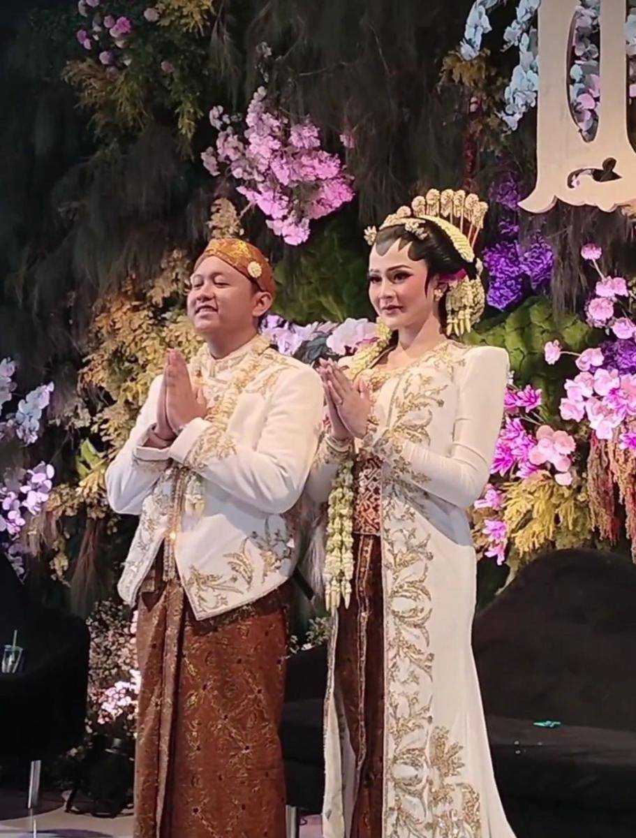 Busana dan makeup Bella Bonita (instagram.com/dc_okt)