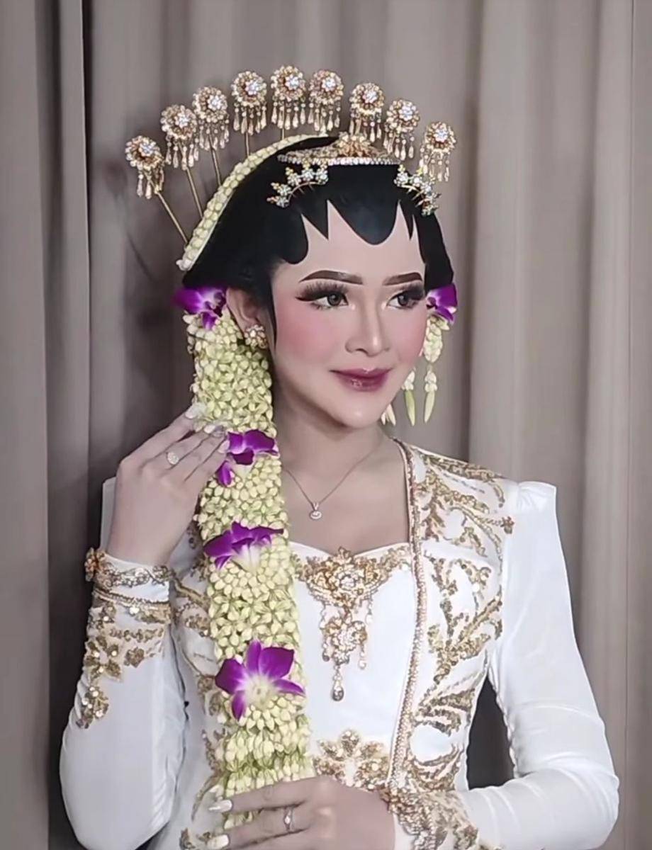 Busana dan makeup Bella Bonita (instagram.com/dc_okt)