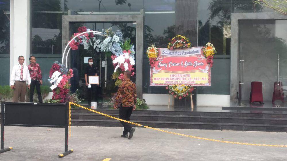 Para tamu undangan mulai berdatangan di salah satu hotel di Kota Madiun, tempat resepsi Denny Caknan dan Bella Bonita. (Dok. Istimewa)
