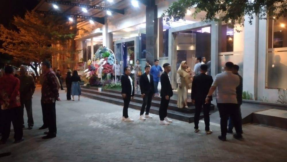 Para tamu undangan mulai berdatangan di salah satu hotel di Kota Madiun, tempat resepsi Denny Caknan dan Bella Bonita. (Dok. Istimewa)