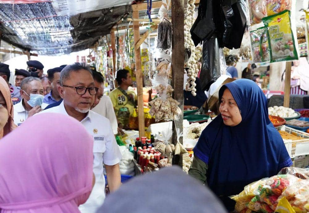 Tinjau Pasar Seketeng Sumbawa, Mendag Zulhas: Harga Bahan Pokok Stabil