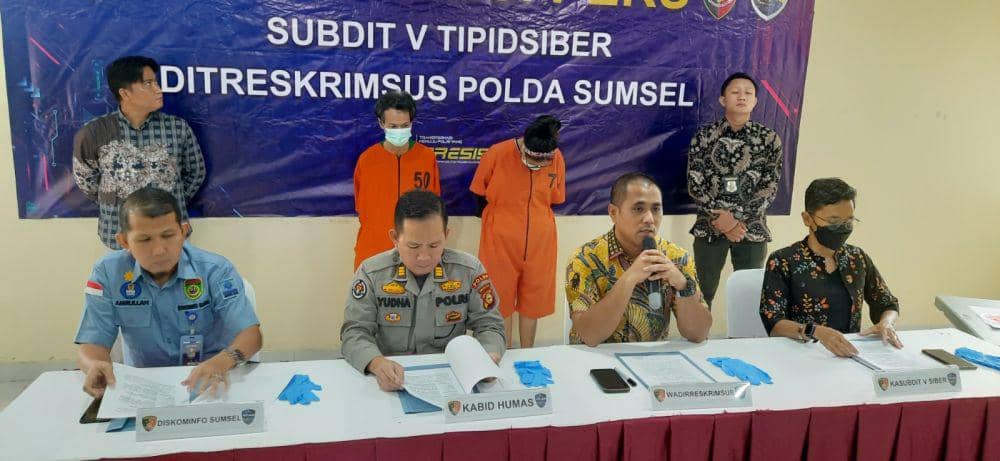 Tersangka FR dan US saat diamankan di Polda Sumsel (Dok: istimewa)