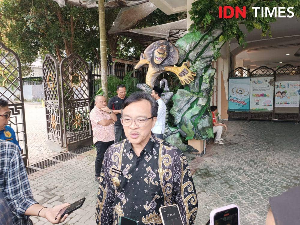 Kepala Dinas Tenaga Kerja (Kadisnaker) Provinsi Lampung, Agus Nompitu saat tinjau Sekolah Az Zahra. (IDN Times/Tama Yudha Wiguna).