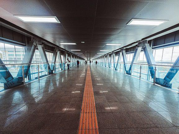 Mengenal Tactile Paving, Jalur Kuning Menonjol di Trotoar