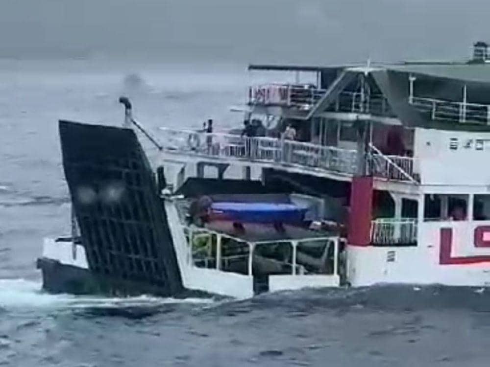 Gelombang tinggi di Selat Bali. (FOTO: Istimewa)