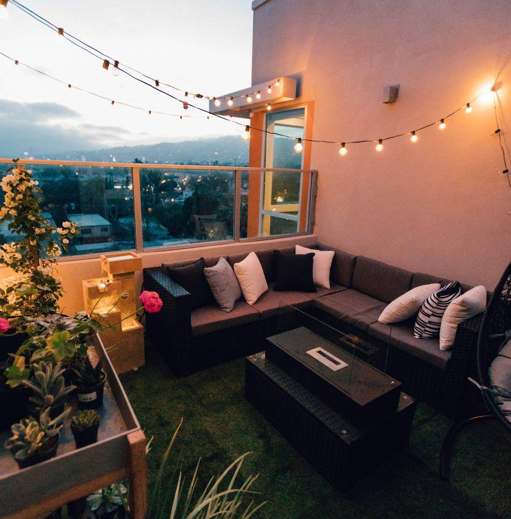 Ilustrasi balkon rumah (unsplash.com/Roberto Nickson)