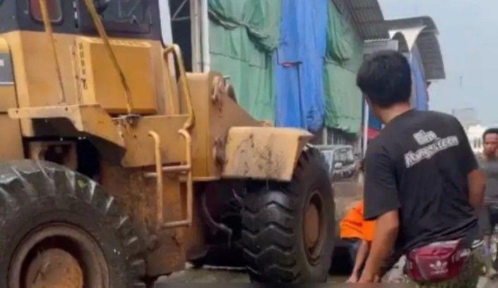 Kuli Panggul di Pasar Cibitung Bekasi Terlindas Alat Berat