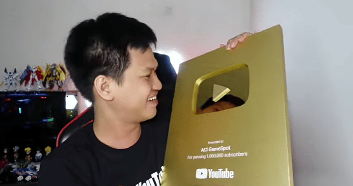 youtuber ACI GameSpot dengan penghargaan gold play button (youtube.com/ACI GameSpot)