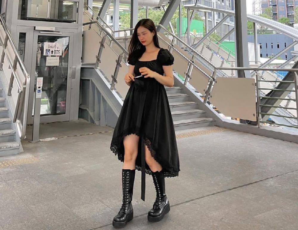 inspirasi outfit bernuansa gothic ala Milk Pansa (instagram.com/panly.v)