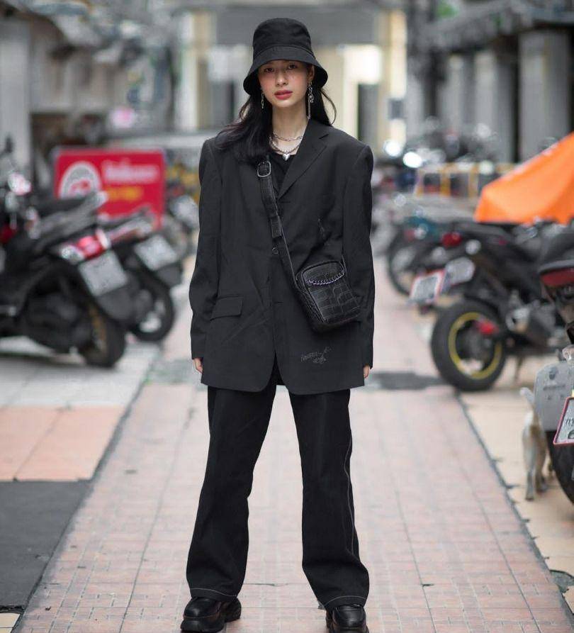 inspirasi outfit bernuansa gothic ala Milk Pansa (instagram.com/panly.v)