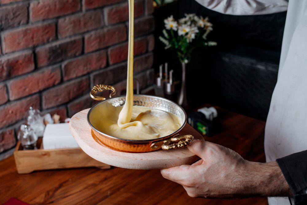 ilustrasi membuat saus mac and cheese (freepik.com/KamranAydinov)