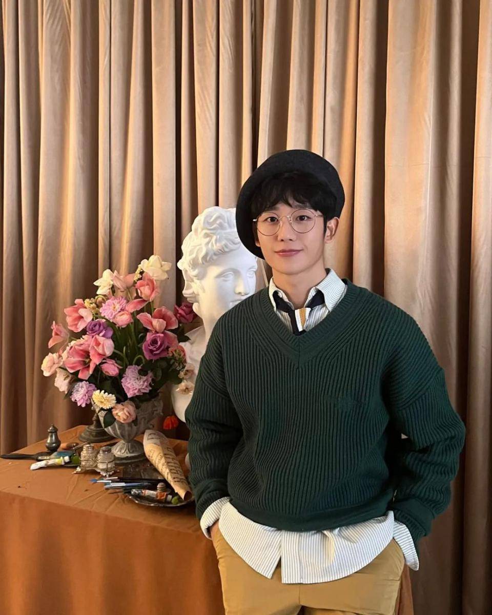 Jung Hae In (instagram.com/holyhaein)