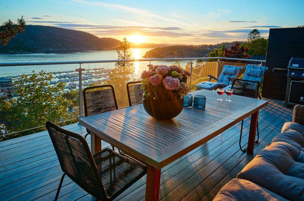 Ilustrasi balkon rumah (unsplash.com/Vidar Nordli-Mathisen)