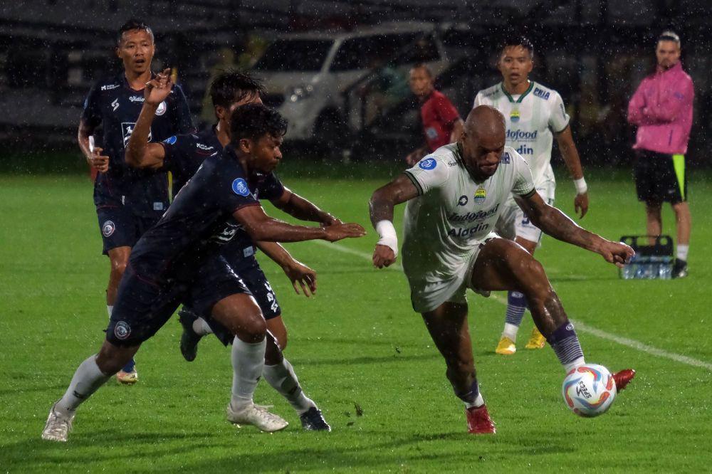 Hattrick Gustavo Almeida Bawa Arema Imbangi Persib