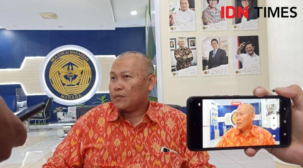 Kepala Bea Cukai Makassar, Zaeni Rahman diwawancarai wartawan. (Dahrul Amri/IDN Times Sulsel)
