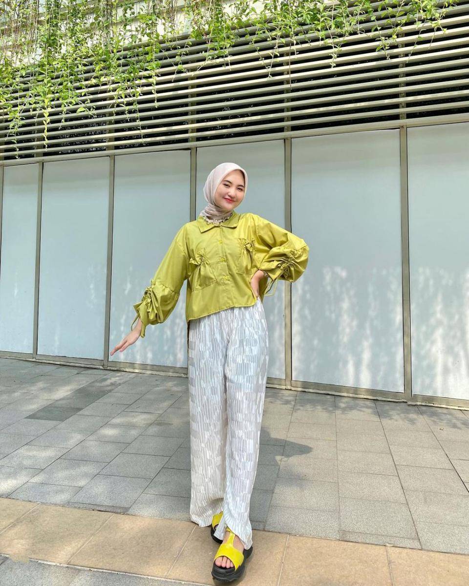 padu padan atasan kuning ala Intan Ghazella (instagram.com/intanghazll_)