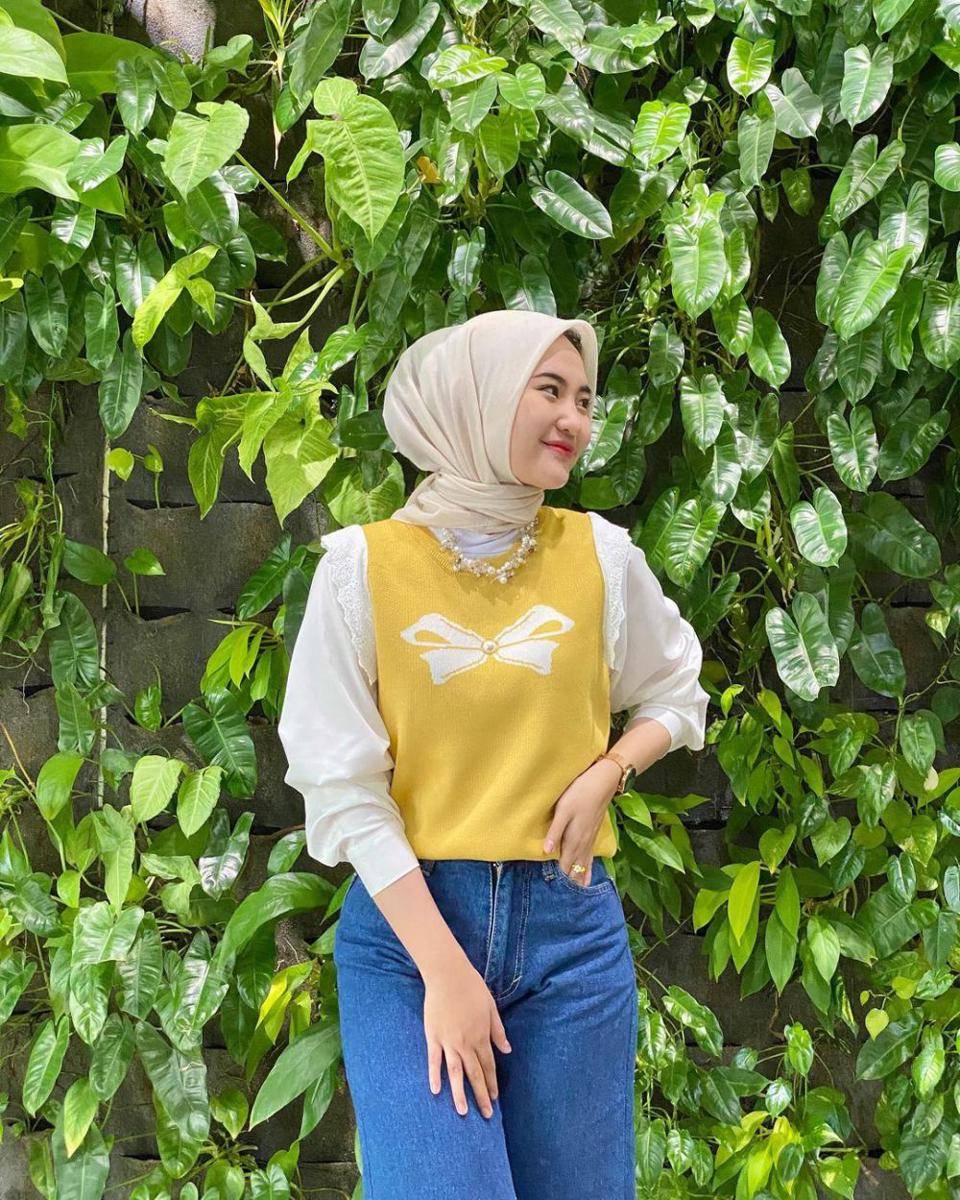 padu padan atasan kuning ala Intan Ghazella (instagram.com/intanghazll_)